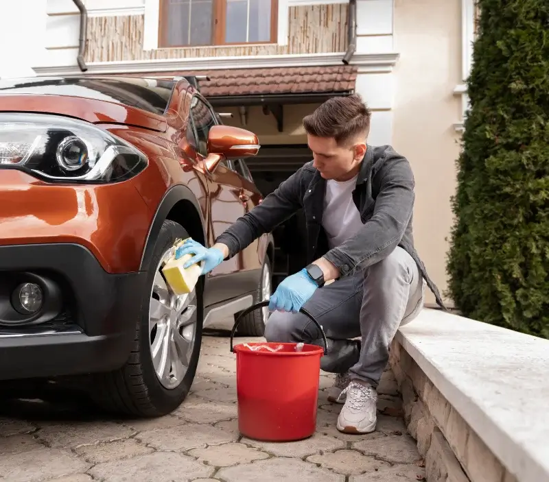 Lavage auto à domicile La Vèze : professionnel intervenant sur un véhicule